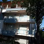 Blue House - синята къща 3* オブゾー